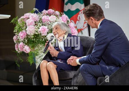 Die Zeitzeugin und Holocaust-Ueberlebende Margot Friedlaender Friedländer, im Foto links wird im Bode-Museum in Berlin mit der Mevluede Mevlüde-Genc-Medaille des Landes Nordrhein-Westfalen ausgezeichnet Foto vom 04.06.2024. Ministerpraesident Hendrik Wuest im Foto rechts ehrte sie für ihre besonderen Verdienste im Kampf gegen Rassismus, Rechtsextremismus und Antisemitismus. Seit Ihrer dauerhaften Rueckkehr nach Deutschland im Jahr 2010 hat die heute 102-jaehrige Margot Friedlaender auf vielfaeltige Weise und mit grossem Engagement an die Verbrechen des Nationalsozialismus erinnert. Die Namen Stockfoto