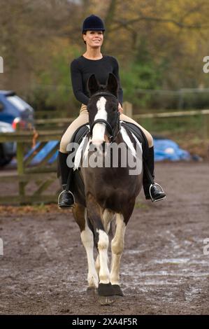 Tara Palmer-Tomkinson trainiert heute auf ihrem Pferd Barney an der ...