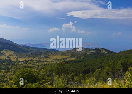 Fotografie von Panoramablick auf die Inseln des Adriatischen Meeres über die grünen Berge des Nördlichen Velebit Nationalparks in Kroatien Stockfoto