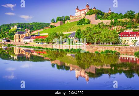 Würzburg, Deutschland. Wunderschöne Wasserspiegelung der Burg Marienberg über dem Main, Bayern. Stockfoto