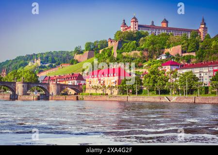 Würzburg, Deutschland. Wunderschöne Wasserspiegelung der Burg Marienberg über dem Main, Bayern. Stockfoto