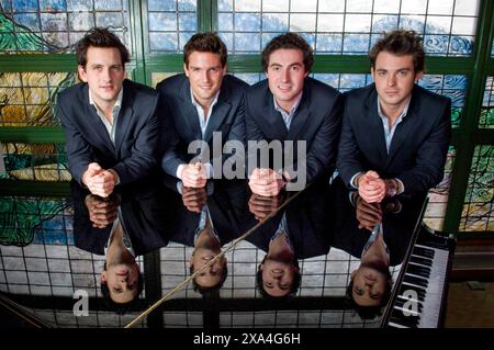 Die männliche Gesangsgruppe Blake wurde heute beim Start des Llangollen International Festivals in der St David's Hall in Cardiff (14.01.09) vorgestellt. Von links nach rechts sind sie Jules Knight, Stephen Bowman, Dom Tighe und Ollie Baines. Stockfoto