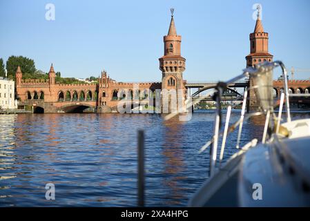 Das Bild zeigt die Oberbaumbrücke über die Spree in Berlin aus der Perspektive eines Bootsbogens. Stockfoto