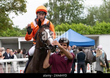 Windsor, Großbritannien. Juni 2024. Pferd Rajeko, geritten von Jockey Oisin Murphy (orange Seide), Gewinner der britischen Hengstgestüte EBF Novice Stakes auf der Royal Windsor Racecourse in Windsor, Berkshire, bei den 80er Retro Explosion Monday Abendrennen. Besitzer Jester Ltd, M Khan und Partner, Trainer Michael Bell, Newmarket, Züchter Phillistown House, Sponsor Michael Bell Racing. Quelle: Maureen McLean/Alamy Live News Stockfoto