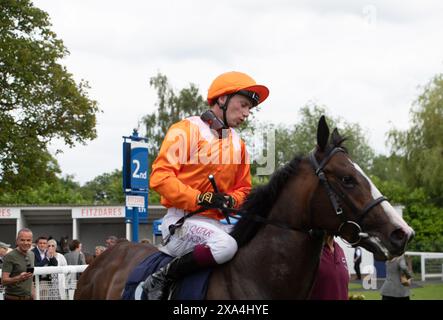 Windsor, Großbritannien. Juni 2024. Pferd Rajeko, geritten von Jockey Oisin Murphy (orange Seide), Gewinner der britischen Hengstgestüte EBF Novice Stakes auf der Royal Windsor Racecourse in Windsor, Berkshire, bei den 80er Retro Explosion Monday Abendrennen. Besitzer Jester Ltd, M Khan und Partner, Trainer Michael Bell, Newmarket, Züchter Phillistown House, Sponsor Michael Bell Racing. Quelle: Maureen McLean/Alamy Live News Stockfoto