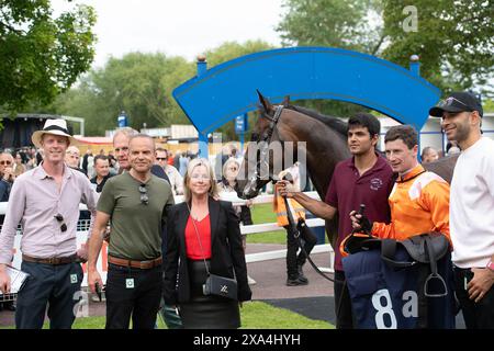 Windsor, Großbritannien. Juni 2024. Pferd Rajeko, geritten von Jockey Oisin Murphy (orange Seide), Gewinner der britischen Hengstgestüte EBF Novice Stakes auf der Royal Windsor Racecourse in Windsor, Berkshire, bei den 80er Retro Explosion Monday Abendrennen. Besitzer Jester Ltd, M Khan und Partner, Trainer Michael Bell, Newmarket, Züchter Phillistown House, Sponsor Michael Bell Racing. Quelle: Maureen McLean/Alamy Live News Stockfoto