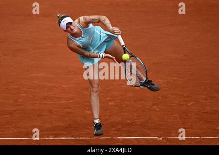 Paris, Frankreich. Juni 2024. Die tschechische Tennisspielerin Marketa Vondrousova (im Bild) im Viertelfinale der Frauen gegen den Polner IgA Swiatek am Court Philippe-Chatrier im Roland Garros Complex in Paris, Frankreich, 4. Juni 2024. Quelle: Martin Sidorjak/CTK Photo/Alamy Live News Stockfoto