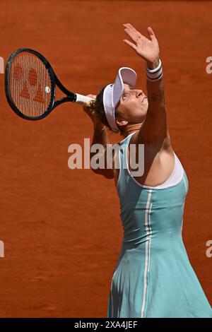 Paris, Frankreich. Juni 2024. Die tschechische Tennisspielerin Marketa Vondrousova (im Bild) im Viertelfinale der Frauen gegen den Polner IgA Swiatek am Court Philippe-Chatrier im Roland Garros Complex in Paris, Frankreich, 4. Juni 2024. Quelle: Martin Sidorjak/CTK Photo/Alamy Live News Stockfoto