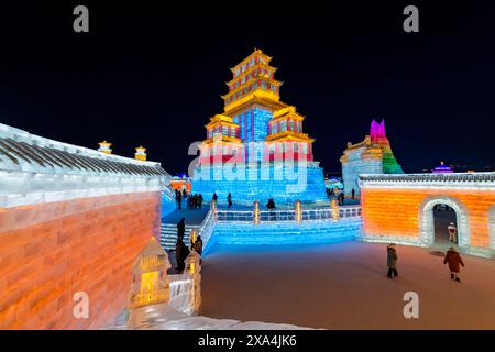 Beleuchtete Gebäude aus Eis, Ice International Ice and Snow Sculpture Festival, Harbin, Heilongjiang, China, Asien Copyright: MichaelxRunkel Stockfoto