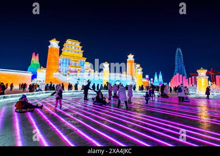 Beleuchtete Gebäude aus Eis, Ice International Ice and Snow Sculpture Festival, Harbin, Heilongjiang, China, Asien Copyright: MichaelxRunkel Stockfoto