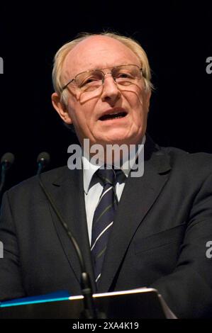 Der ehemalige Labour-Abgeordnete und Vorsitzende der Labour Party Neil Kinnock lädt die Jahreskonferenz des Association of British Orchestras im Wales Millennium Centre, Cardiff 25.02.09 ein. Stockfoto