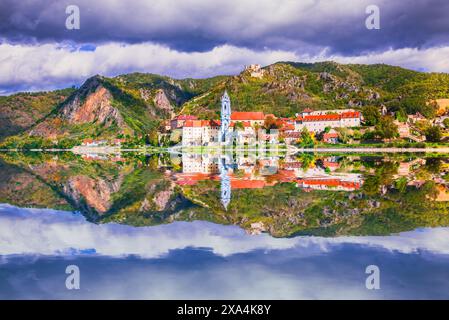 Durnstein, Österreich. Wachau-Tal an der Donau, wunderschöne Herbstlandschaft. Stockfoto