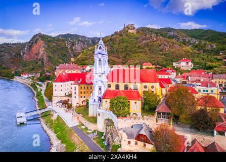 Durnstein, Österreich. Wunderschöne Blaue Kathedrale, Wachau-Tal an der Donau. Stockfoto