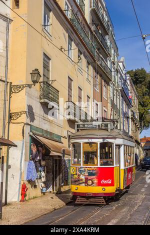 Traditionelle Straßenbahn vor einem Souvenirladen in Lissabon, Portugal Stockfoto