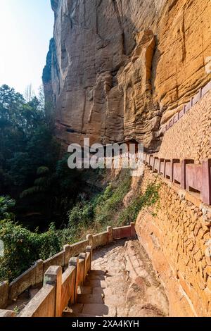 Tempel in einer riesigen Felswand, Wuyi Mountains, UNESCO-Weltkulturerbe, Fujian, China, Asien Copyright: MichaelxRunkel 1184-10524 REKORDDATUM NICHT STA Stockfoto