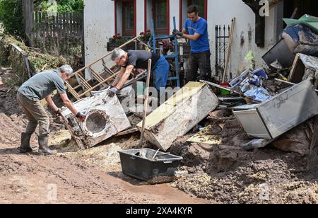 Klaffenbach, Deutschland. Juni 2024. Helfer retten Objekte, die durch Überschwemmungen nach einem Sturm zerstört wurden. Quelle: Bernd Weißbrod/dpa/Alamy Live News Stockfoto