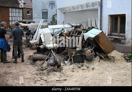 Klaffenbach, Deutschland. Juni 2024. Berge von zerstörten Möbeln und Gegenständen liegen vor einem Haus, das nach einem Sturm überflutet wurde. Quelle: Bernd Weißbrod/dpa/Alamy Live News Stockfoto