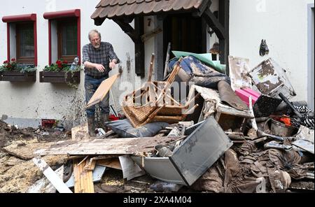 Klaffenbach, Deutschland. Juni 2024. Werner Diggelmann aus Klaffenbach räumt Schutt aus seinem Haus. Sein Haus wurde nach einem Sturm und Hochwasser überflutet. Quelle: Bernd Weißbrod/dpa/Alamy Live News Stockfoto