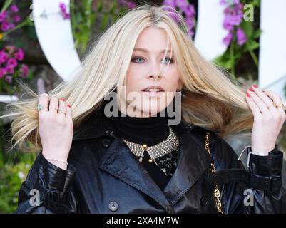 Clementine Poppy de Vere Drummond besucht die Dior Cruise 2025 Show in Drummond Castle, Perthshire. Bilddatum: Montag, 3. Juni 2024. Stockfoto