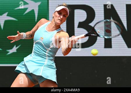 Paris, Frankreich. Juni 2024. Die tschechische Tennisspielerin Marketa Vondrousova (im Bild) im Viertelfinale der Frauen gegen den Polner IgA Swiatek am Court Philippe-Chatrier im Roland Garros Complex in Paris, Frankreich, 4. Juni 2024. Quelle: Martin Sidorjak/CTK Photo/Alamy Live News Stockfoto