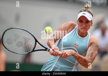 Paris, Frankreich. Juni 2024. Die tschechische Tennisspielerin Marketa Vondrousova (im Bild) im Viertelfinale der Frauen gegen den Polner IgA Swiatek am Court Philippe-Chatrier im Roland Garros Complex in Paris, Frankreich, 4. Juni 2024. Quelle: Martin Sidorjak/CTK Photo/Alamy Live News Stockfoto