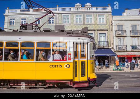 Traditionelle Straßenbahn durch die Straßen von Belem, Lissabon, Portugal Stockfoto