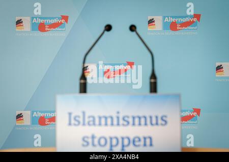 Berlin, Deutschland. Juni 2024. Auf dem Rednerpult der AfD steht "Stop Islamismus". Quelle: Kay Nietfeld/dpa/Alamy Live News Stockfoto