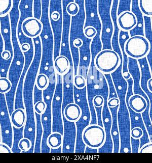 Weiche blaue Wasserblasen mit kreisförmigem Punktmuster. Beachy kreist sich wie ein organischer Wassertropfenhintergrund für Sommerdesign-Wiederholungsfliesen. Stockfoto