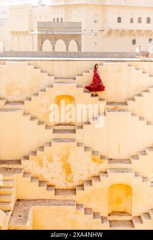 Frau in roter Kleidung bei Panna Meena ka Kund, Jaipur, Rajasthan, Indien, Asien Copyright: LauraxGrier 1218-1928 REKORDDATUM NICHT ANGEGEBEN Stockfoto