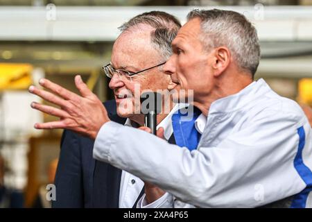 Festakt 50 Jahre Golf Produktion bei Volkswagen in Wolfsburg Festakt 50 Jahre Golf Produktion, Werkshalle, an der Montagestraße, Dr. Rainer Fessel, VW Werkleiter Wolfsburg erläutert Stephan weil, NDS. Ministerpräsident SPD einen Montagevorgang Wolfsburg VW-Werk Wolfsburg Niedersachsen *** Festakt 50 Jahre Golfproduktion bei Volkswagen in Wolfsburg Festakt 50 Jahre Golfproduktion, Werkshalle, am Fließband, erklärt Dr. Rainer Fessel, VW-Werkleiter Wolfsburg Stephan weil einen Montageprozess. NDS-Ministerpräsident SPD Wolfsburg VW-Werk Wolfsburg Niedersachsen Keim Stockfoto