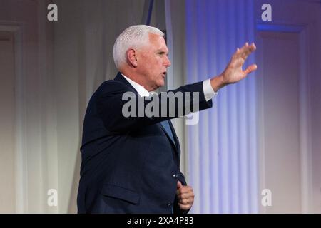 Der ehemalige Vizepräsident Mike Pence wurde am 3. Juni 2024 in einem Interview mit der Chefredakteurin Zvika Klein auf der Jerusalem Post Konferenz in der 583 Park Avenue in New York gesehen. Auf die Frage nach den bevorstehenden Präsidentschaftswahlen sagte Herr Pence, Präsident Joe Biden habe etwas richtig gemacht, indem er Israel nach dem Terroranschlag der Hamas am 7. Oktober besuchte, erwähnte aber, dass die frühere republikanische Regierung viel mehr für Israel gemacht habe, indem sie die US-Botschaft von Tel Aviv nach Jerusalem verlegt habe. indem Abraham sich auf die Normalisierung der Beziehungen zu Bahrain und den Vereinigten Arabischen Emiraten verständigt hat. Er unterstützte stillschweigend die Republikaner Stockfoto