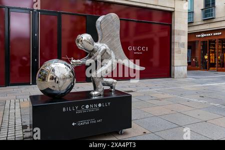 Silberne Skulptur Werbung Billy Connolly Born on A Rainy Day Ausstellung , Castle Fine Art, Multrees Walk, Edinburgh, Schottland, UK Stockfoto