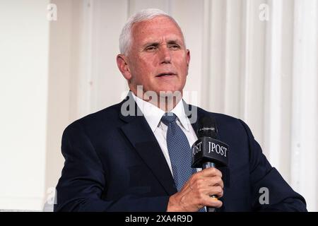 New York, New York, USA. Juni 2024. Der ehemalige Vizepräsident Mike Pence spricht während eines Interviews mit Chefredakteurin Zvika Klein auf der Jerusalem Post-Konferenz in der 583 Park Avenue in New York. Auf die Frage nach den bevorstehenden Präsidentschaftswahlen sagte Herr Pence, Präsident Joe Biden habe etwas richtig gemacht, indem er Israel nach dem Terroranschlag der Hamas am 7. Oktober besuchte, erwähnte aber, dass die frühere republikanische Regierung viel mehr für Israel gemacht habe, indem sie die US-Botschaft von Tel Aviv nach Jerusalem verlegt habe. indem Abraham sich auf die Normalisierung der Beziehungen zu Bahrain und den Vereinigten Arabischen Emiraten verständigt hat. Stockfoto