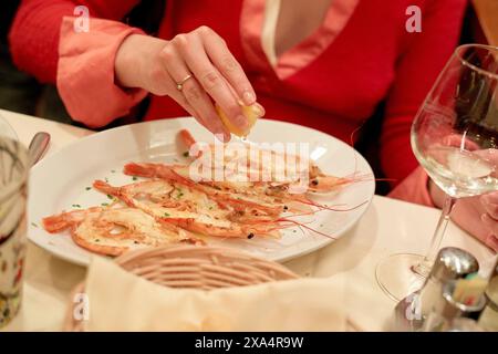 Elegantes Abendessen mit gegrillten Garnelen in einem Restaurant Stockfoto