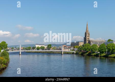 Die Greig Street Fußgängerbrücke überspannt den Ness River in Inverness, Schottland. Stockfoto