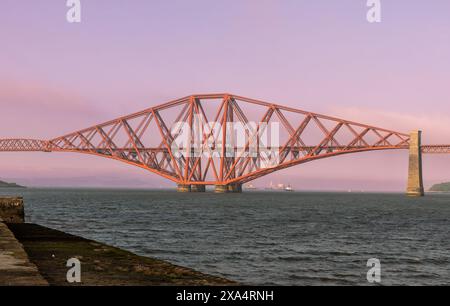 Die berühmte Forth Bridge, eine freitragende Eisenbahnbrücke, erstreckt sich über den Firth of Forth westlich des Zentrums von Edinburgh. 1890 wurde es zum UNESCO-Weltkulturerbe erklärt Stockfoto