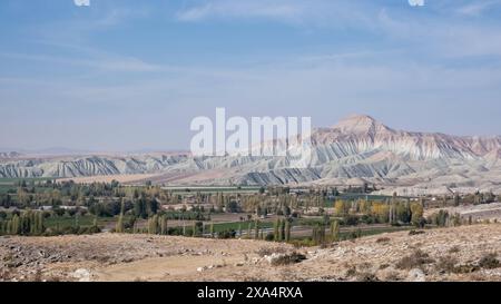 Blick auf NallÄhans farbenfrohe Berge von Davutoglan, einem Viertel im Bezirk NallÄhan, Provinz Ankara, Anatolien, Türkei, Eurasia Copyrigh Stockfoto