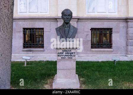 Büste von Arif Hikmet Koyunoglu, türkischer Architekt und Designer des Staatlichen Kunst- und Skulpturenmuseums, und angrenzendes Ethnografiemuseum in Ankara, Anatolien Stockfoto