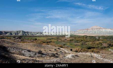 Blick auf NallÄhans farbenfrohe Berge von Davutoglan, einem Viertel im Bezirk NallÄhan, Provinz Ankara, Anatolien, Türkei, Eurasia Copyrigh Stockfoto