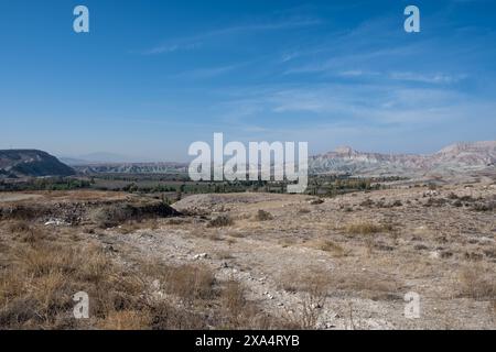 Blick auf NallÄhans farbenfrohe Berge von Davutoglan, einem Viertel im Bezirk NallÄhan, Provinz Ankara, Anatolien, Türkei, Eurasia Copyrigh Stockfoto