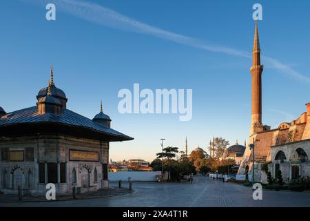 Stadtbild der historischen Viertel Istanbuls, einschließlich der Hagia Sophia und der Sultan-Ahmed-Moschee, UNESCO-Weltkulturerbe, Bezirk Fatih, ist Stockfoto