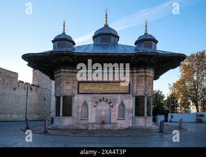 Blick auf den Brunnen Sebil von Sultan Ahmed III., der 1728 unter dem osmanischen Sultan Ahmed III. Erbaut wurde, im Stil der Tulpenzeit, auf dem großen Platz davor Stockfoto