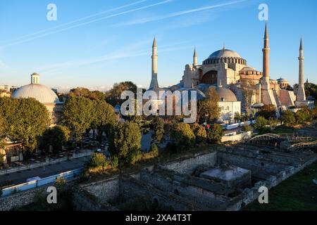 Blick auf die Hagia Sophia Hagia Sophia große Moschee, fertiggestellt im Jahr 537 n. Chr., mit den Ruinen des Großen Palastes von Konstantinopel im Vordergrund, UNESCO World her Stockfoto