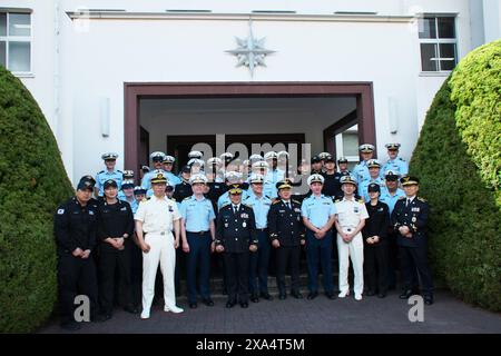 Maizuru, Japan. Juni 2024. Mitglieder der US-Küstenwache, der Korea Coast Guard und der Japan Coast Guard posieren am Dienstag, den 4. Juni 2024, vor der Beobachtung in der Japan Coast Guard School in Maizuru, Präfektur Kyoto. Foto: Keizo Mori/UPI Credit: UPI/Alamy Live News Stockfoto