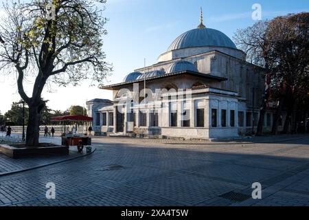 Blick auf das Grab von Ahmed I. Ahmed Turbesi auf der Seite des Sultanahmet Parks, der zwischen der Blauen Moschee und der Hagia Sophia verläuft, Teil des Historic Stockfoto