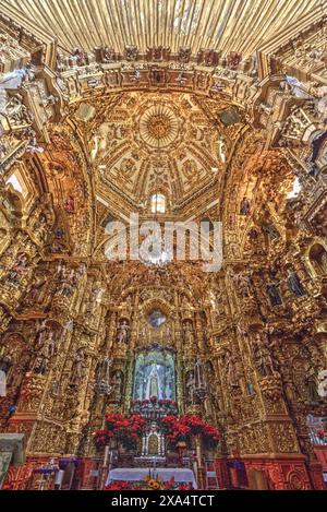 Statue der Jungfrau von Ocotlan, polychrome Figuren, Apsis, Inneres, Basilika unserer Lieben Frau von Ocotlan, Tlaxcala City, Tlaxcal State, Mexiko, North Amer Stockfoto