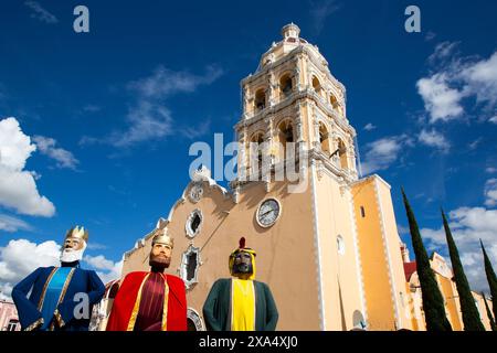 Statuen der Weisen im Vordergrund, Kirche Santa Maria de la Natividad, 1644, Atlixco, Pueblos Magicos, Puebla State, Mexiko, Nordamerika Copyrig Stockfoto