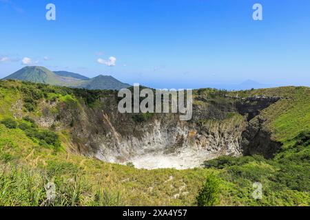 Mount Mahawu, ein Stratovulkan und aktiver 180 m breiter Krater, mit Lokon auf der linken Seite, und Empung Vulkane dahinter, Gunung Mahawu, Tomohon, Nord-Sulawesi Stockfoto