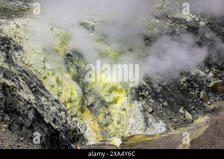 Dampfende Fumarole mit Schwefelablagerungen im aktiven Krater Tompaluan am Vulkan Mount Lokon in der Nähe von Tomohon City, Gunung Lokon, Tomohon, North Sulawesi, in Stockfoto