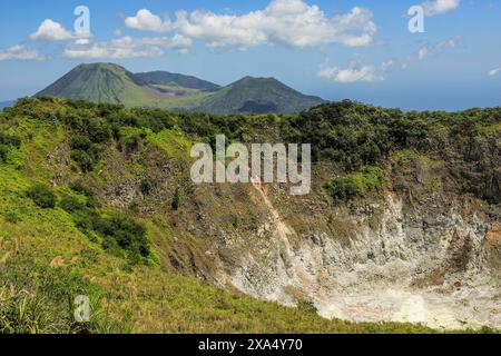 Mount Mahawu, ein Stratovulkan und aktiver 180 m breiter Krater, mit Lokon auf der linken Seite, und Empung Vulkane dahinter, Gunung Mahawu, Tomohon, Nord-Sulawesi Stockfoto